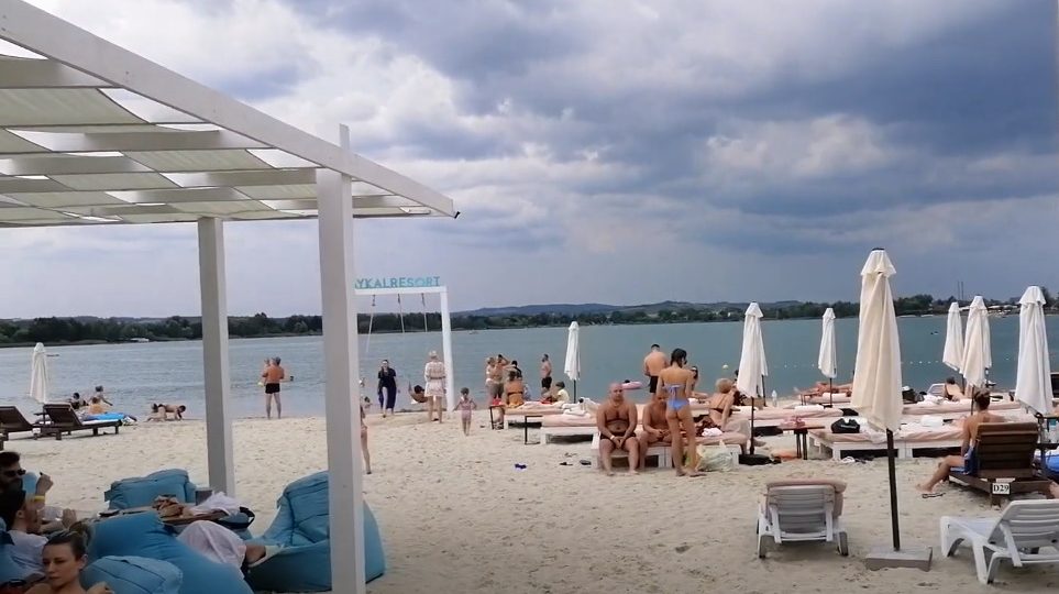 Де покупатися у Львові та біля міста влітку 2026: які пляжі відкриті, список озер і безпечні локації