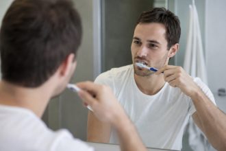 Чому вчені радять правшам чистити зуби лівою рукою
