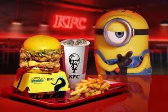 KFC запустив в Україні Міньйон меню до прем’єри «Посіпаки і монстряки»: жовті бургери, бананові соуси й десерти, тематичне пакування та п’ять колекційних міні-фігурок для гаджетів. Меню вже доступне.