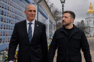 Президент Гондурасу Насрі Асфура вперше прибув до Києва. Зеленський і Асфура обговорили безпеку, дрони, агросектор, цифровізацію, торгівлю та підтримку України на міжнародних майданчиках. Усі деталі.