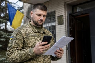 Повернення із СЗЧ у 2026 році: як подати рапорт через Армія+, центр рекрутингу або частину, скільки триває розгляд, коли відновлюють виплати та до якої дати діє спрощена процедура в Україні для ЗСУ.