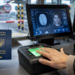 У Польщі запрацював оновлений Eurodac: система збирає відбитки пальців і зображення обличчя шукачів притулку. Пояснюємо, кого реєструють, що зміниться для українців і як захищають дані. у країнах ЄС.