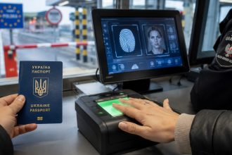 У Польщі запрацював оновлений Eurodac: система збирає відбитки пальців і зображення обличчя шукачів притулку. Пояснюємо, кого реєструють, що зміниться для українців і як захищають дані. у країнах ЄС.