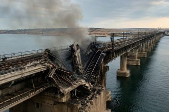ССО знищили залізничний міст через Північно-Кримський канал у Криму. Дрони обвалили проліт і колію, а підпілля допомогло зірвати ремонт логістичної артерії військ РФ.