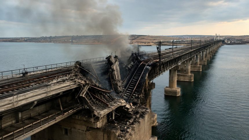 ССО знищили залізничний міст через Північно-Кримський канал у Криму. Дрони обвалили проліт і колію, а підпілля допомогло зірвати ремонт логістичної артерії військ РФ.