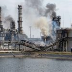 Московський НПЗ після атак дронів не відновить переробку раніше 2027 року. Ремонт триватиме щонайменше пів року, а зупинка заводу посилює дефіцит бензину й дизпалива та черги на АЗС Росії у регіонах.