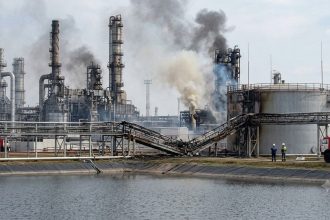 Московський НПЗ після атак дронів не відновить переробку раніше 2027 року. Ремонт триватиме щонайменше пів року, а зупинка заводу посилює дефіцит бензину й дизпалива та черги на АЗС Росії у регіонах.