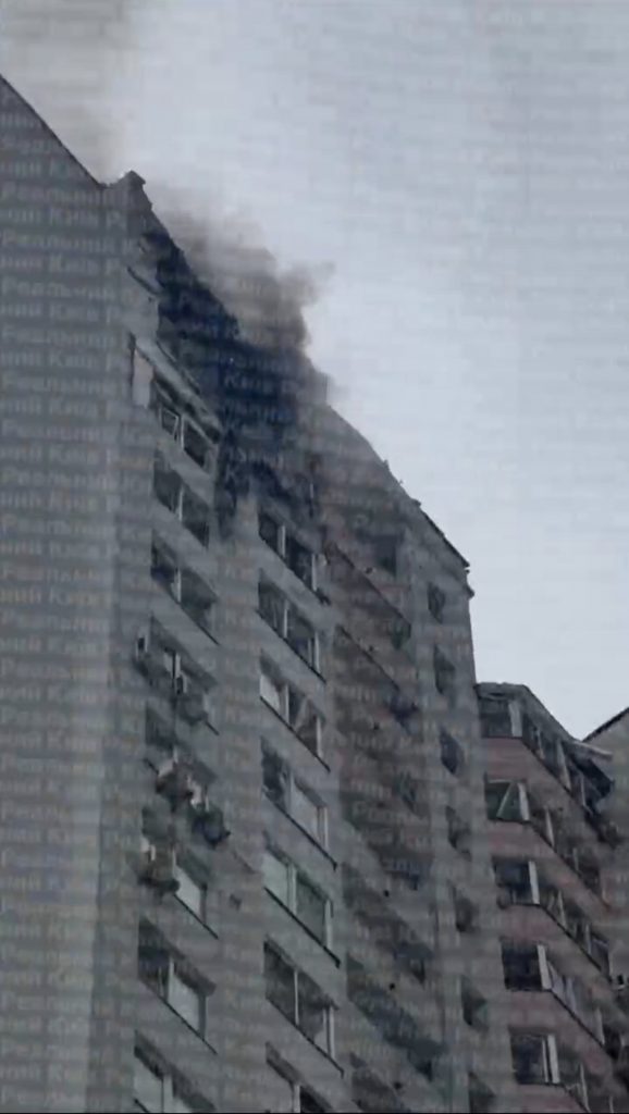 БПЛА влучив у 25-поверховий будинок у Деснянському районі. Перші кадри