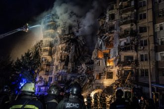 Росія завдала комбінованого удару ракетами й дронами по Києву, рятувальники шукають людей під завалами. Перші відео
