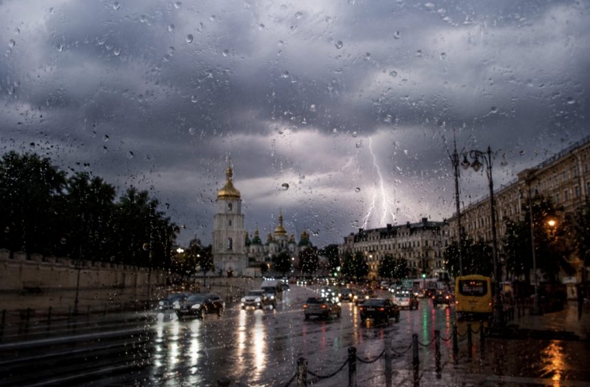 Погода в Україні різко погіршиться — у яких областях очікується сильні зливи