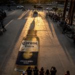 Як працює реклама Corona із сонячними тінями: унікальний маркетинговий проєкт у Мексиці