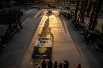 Як працює реклама Corona із сонячними тінями: унікальний маркетинговий проєкт у Мексиці