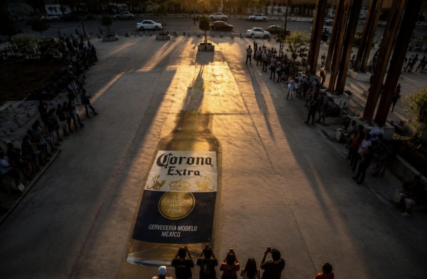 Як працює реклама Corona із сонячними тінями: унікальний маркетинговий проєкт у Мексиці