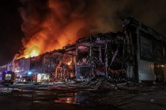 РФ масовано атакувала Київ балістикою: на лівому березі зруйнований ТРЦ, у столиці багато пошкоджень