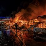 Росія вдарила по Києву 30 липня: на ринку біля метро «Почайна» масштабна пожежа, торгові ряди знищені