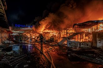 Росія вдарила по Києву 30 липня: на ринку біля метро «Почайна» масштабна пожежа, торгові ряди знищені