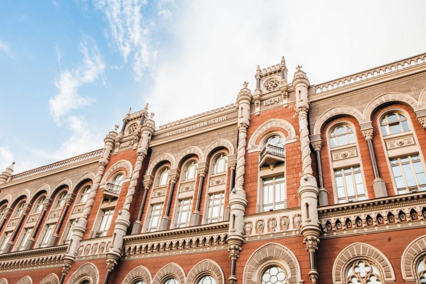 НБУ продав понад $1 млрд: обсяги інтервенцій знизилися