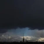 Атака дронів на Ленінградську область: пожежа в Усть-Лузі
