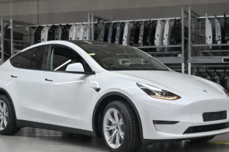 Tesla Model 3 і Model Y перевіряють через дефект підвіски