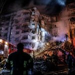 Київ під ударом балістики: російська ракета влучила в житловий будинок, відомо про людей під завалами