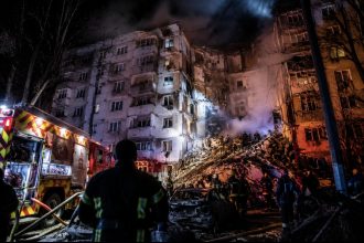 Київ під ударом балістики: російська ракета влучила в житловий будинок, відомо про людей під завалами