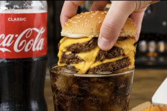 Чізбургер у Coca-Cola став новим хітом TikTok: що відомо про вірусний гастрономічний тренд із майже 10 млн переглядів