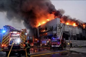 Атака дронів на Київщину 12 серпня: у Броварському районі горіли склади, є поранений