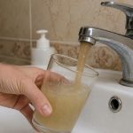 Чому у Харкові з кранів тече каламутна вода та чи можна її пити
