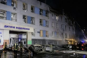 Росія вдарила по дитячій лікарні в Києві: у Солом’янському районі вибило вікна та горять авто