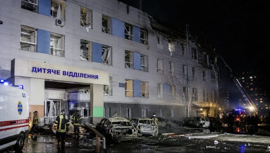 Росія вдарила по дитячій лікарні в Києві: у Солом’янському районі вибило вікна та горять авто