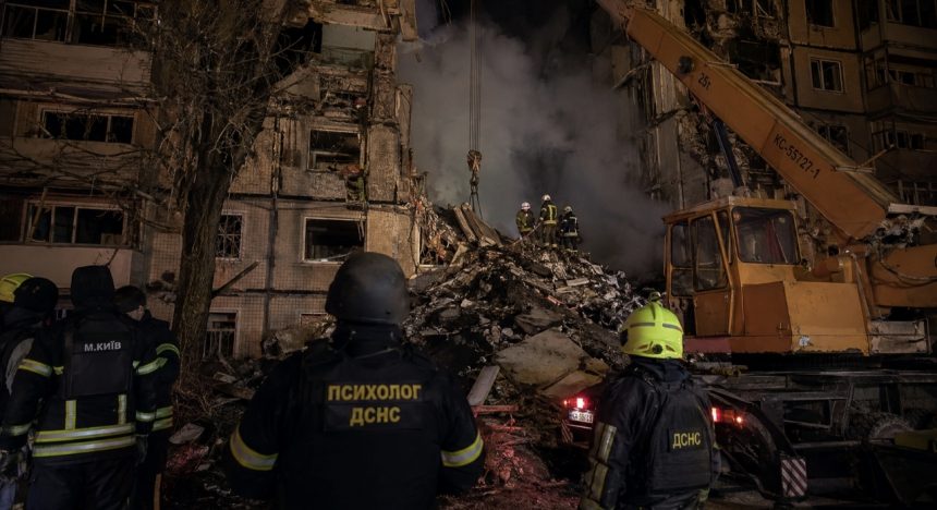 У Києві людей заблокувало в укритті після атаки РФ — що відомо про рятувальну операцію