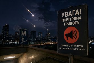 Як працюватимуть метро, транспорт і підприємства під час тривалих повітряних тривог