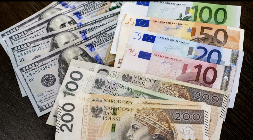 Курс валют на 1 вересня: скільки коштує долар, євро та злотий