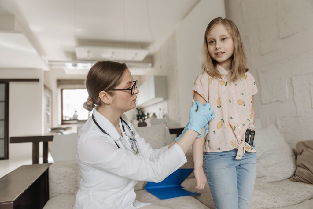 Календар щеплень для дітей у 2026 році: які вакцини потрібно зробити перед школою та дитсадком