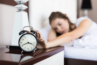 Чому людина прокидається серед ночі в один і той самий час: причини нічних пробуджень і коли варто насторожитися