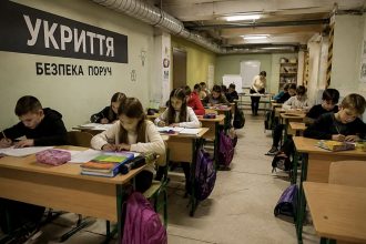 Чи перейдуть школи України на навчання в укриттях через тривалі повітряні тривоги: що відомо