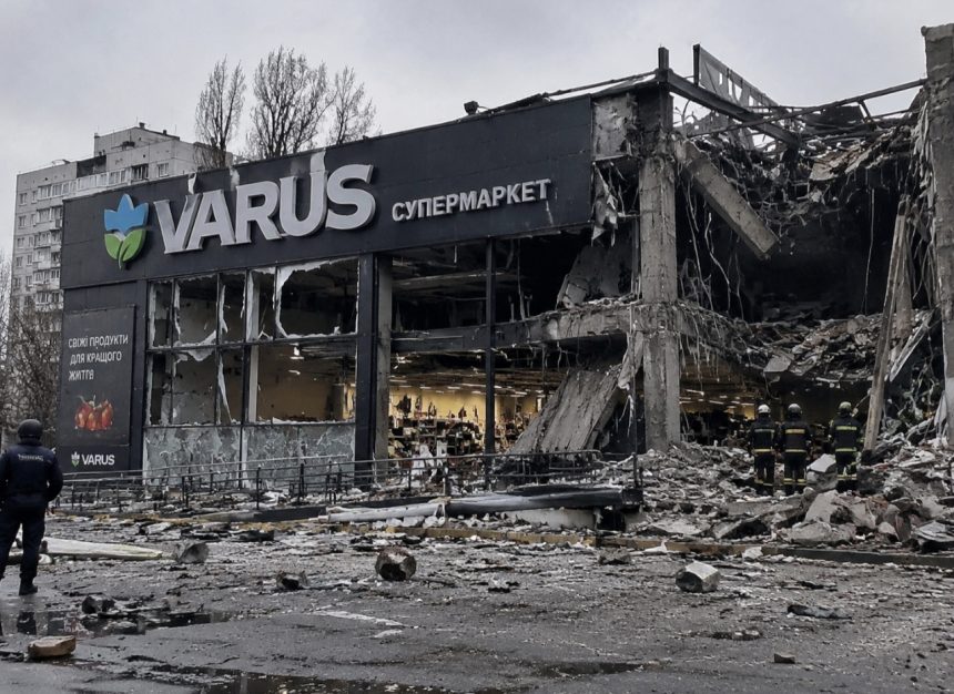 У Києві зруйновано супермаркет VARUS у Солом’янському районі: що відомо про удар по магазину на Волинській