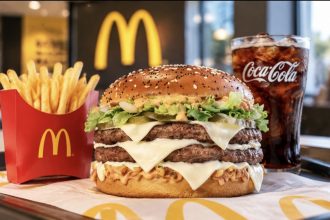 У McDonald’s з’явився новий бургер Big Arch: ціна, склад та де вже продають в Україні