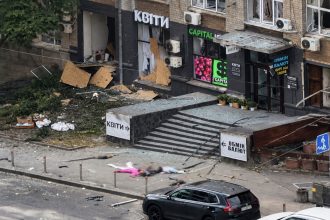 Безпілотник атакував Солом’янський район Києва: місце влучання, пошкодження будівлі та перші дані про постраждалих