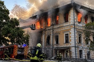 Приліт у Національну академію наук у Києві — будівля загорілася, є загиблі та постраждалі