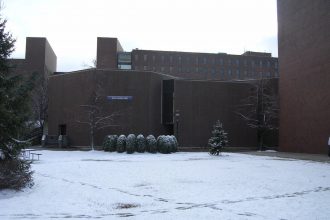 Університетська лекційна аудиторія з рядами крісел
