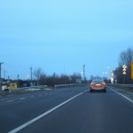 Траса М09 у Жовкві на Львівщині — автомобілі доїжджають до перехрестя
