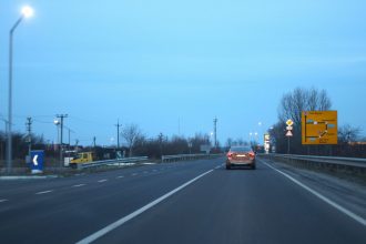 Траса М09 у Жовкві на Львівщині — автомобілі доїжджають до перехрестя