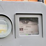 Електролічильник на цегляній стіні