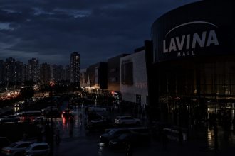Чому в Києві зникає світло 4 жовтня: що відомо про відключення та перепади напруги