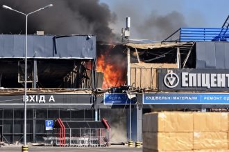 Росія атакувала Епіцентр у Дніпрі: що відомо про влучання, чи є постраждалі та що відбувається на місці