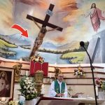 Смерть просто під час богослужіння — як хрест убив священника в Еквадорі, де сталася трагедія та що потрапило на відео