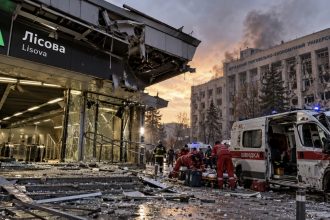 У Києві після обстрілу постраждали медики швидкої, пошкоджено метро Лісова та ДТЕУ
