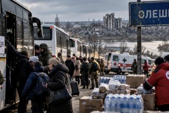 Евакуація з Олешок через Росію та Білорусь — чому обрали такий маршрут, скільки автобусів підготували та хто допомагає Україні