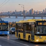 Які нові маршрути автобусів запустили в Києві, де вони курсуватимуть та як доїхати з лівого берега на правий